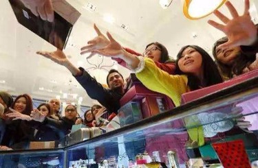 艹女生小视频中国人依然爱赴日旅游 消费已由爆买转向网购